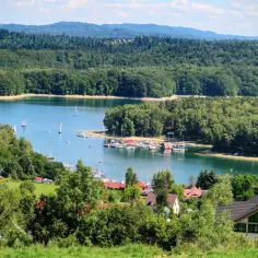 Malownicze widoki na Jezioro Solińskie, żaglówki i urokliwe domki. Idealne miejsce na odkrywanie atrakcji Solina i okolice.