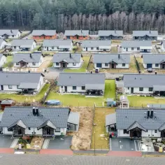 Osiedle nowych domów jednorodzinnych, idealne miejsce na realizację marzeń o własnym kącie. Kredyt na budowę domu może pomóc w spełnieniu tego celu.
