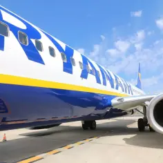 Samolot Ryanair na płycie lotniska. Szybka odprawa online to klucz do udanej podróży.