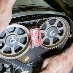 Mechanik wymienia rozrząd w silniku 1.9 TDI. Sprawdź wymiana rozrządu 1.9 tdi koszt.