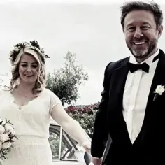 Szczęśliwy Andrzej Piaseczny ze swoją żoną w dniu ślubu. Ona w białej sukni i wianku, on w eleganckim smokingu.