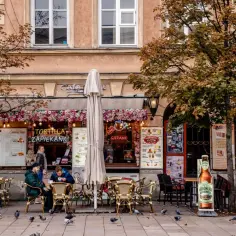 Jesienne popołudnie w kawiarni z zapiekankami i grzanym winem. Idealne na weekendowe odkrywanie fajnych miejsc na południu Polski.