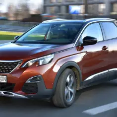 Brązowy Peugeot 3008 w ruchu. Wiele osób szuka peugeot 3008 opinie forum, by dowiedzieć się więcej o tym modelu.