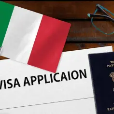 Flaga Włoch, formularz "VISA APPLICAION", paszport i długopis. Przygotowanie do podróży i poznanie zasad wjazdu do Włoch.