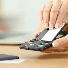 Jak wymienić niewymienialną baterię w telefonie bez uszkodzeń