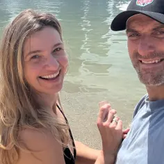 Maciej Dowbor z żoną na plaży, szczęśliwi i uśmiechnięci.