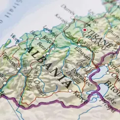 Mapa Albanii z zaznaczonymi miastami. Zastanawiasz się, ile trwa lot do Albanii z Wrocławia?