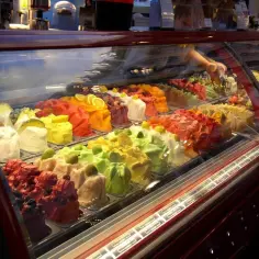 Kolorowe lody w witrynie, zastanawiasz się, ile kcal ma gałka lodów czekoladowych?