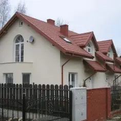 Idealny kolor elewacji do czerwonego dachu i brązowych okien