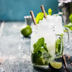 Dwa orzeźwiające mojito z lodem, miętą i limonką. Idealne na upalne dni, dzięki zawartości syropu do mojito.