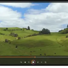 Widok ekranu odtwarzacza wideo z menu kontekstowym otwartym na opcji "Edytuj z Clipchamp".