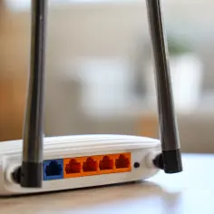 Router z antenami i portami LAN. Dowiedz się, jak ustawić antenę w routerze, by uzyskać najlepszy zasięg Wi-Fi.