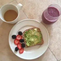 Śniadanie w delegacji: tost z awokado, jagody, truskawki, smoothie i kawa. Jak obliczyć ułamki dla diety w delegacji krajowej za niepełną dobę?