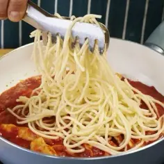 Przepis na spaghetti z kurczakiem, który zachwyci Twoich gości