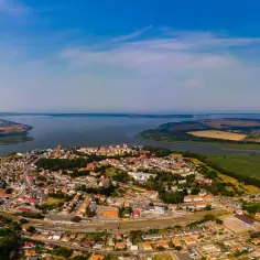 Widok z lotu ptaka na Kamień Pomorski. Miasto z czerwonymi dachami, port, jezioro i pola uprawne. Odkryj kamień pomorski atrakcje!