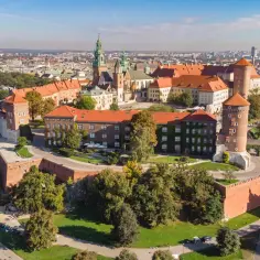 Wawel – jedno z najpiękniejszych i najbardziej historycznych fajne miejsca w Krakowie. Widok z lotu ptaka na zamek i dziedziniec.