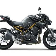 Czarny motocykl Kawasaki Z 900 z żółtą ramą, sportowy wygląd, gotowy na drogę.