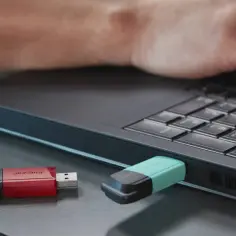Jak podłączyć pendrive do laptopa – proste kroki i rozwiązania problemów