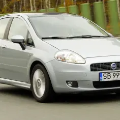 Srebrny Fiat Grande Punto w ruchu drogowym. Wiele osób szuka takich aut, bo fiat grande punto opinie ma dobre.