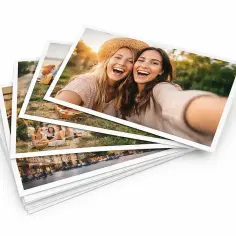 Stos zdjęć w formacie 10x15: dwie przyjaciółki robią selfie, piknik z koszem, grupa kobiet i ulica miasta.