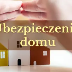 Dwie dłonie chroniące trzy miniaturowe domki. Tekst: "Ubezpieczenie domu". Sprawdź, jaka jest ubezpieczenie domu cena.