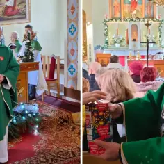 Ksiądz polskokatolicki w zielonej szacie z puszką WOŚP. W tle kościół i wierni.