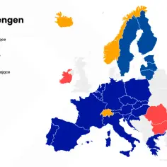 Mapa Strefy Schengen. Rumunia (czerwona) nie wydaje wiz Schengen, w przeciwieństwie do większości krajów UE (niebieskie).