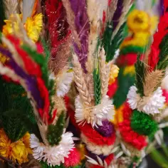Kolorowe palmy wielkanocne, symbol niedzieli palmowej co oznacza radość i nadzieję na wiosnę.
