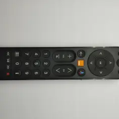 Czarny pilot do dekodera 4k multi z klawiaturą numeryczną, przyciskami nawigacyjnymi i funkcjami multimedialnymi.
