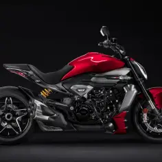 Czerwony Ducati XDiavel S z błyszczącym lakierem i masywnym silnikiem V4, gotowy do podboju dróg.