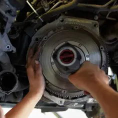 Mechanik wymienia dwumas. Chcesz wiedzieć, jak sprawdzić czy auto ma dwumas po VIN? Sprawdź specyfikację swojego pojazdu.