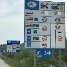 Znaki drogowe w Polsce informują, ile można jechać na autostradzie: 140 km/h dla samochodów, 100 km/h dla autobusów.