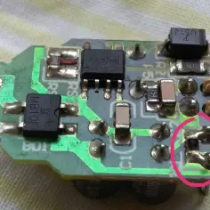 Płytka drukowana z elementami elektronicznymi, gdzie lampa led miga jak stroboskop. Widoczne kondensatory, rezystory i diody.