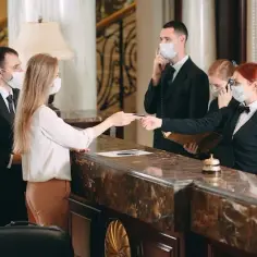 Co robi recepcjonistka w hotelu? Odkryj jej kluczowe obowiązki