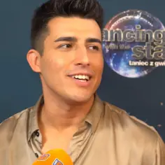 Filip Lato, w letniej stylizacji, udziela wywiadu. W tle logo "Dancing with the Stars".