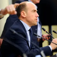 Platforma Obywatelska: Jak balansuje między lewicą, prawicą a centrum?
