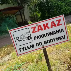 Czy można parkować tyłem do budynku? Sprawdź przepisy i kary