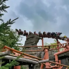 Kolejka górska w Legolandzie Polska pędzi po torach, dostarczając emocji.