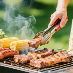 Soczyste żeberka, kiełbaski i kukurydza na grillu. Aromatyczna marynata sprawia, że dania pachną obłędnie.