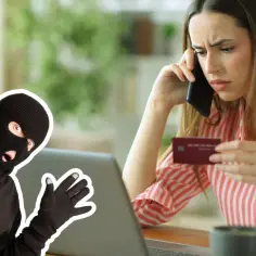 Kobieta z kartą kredytową na telefonie, obok złodziej w kominiarce. Uważaj na fałszywe sklepy internetowe – lista ostrzeżeń.