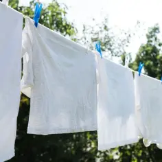 Jak wybielić ubrania wybielaczem: skuteczne metody i porady