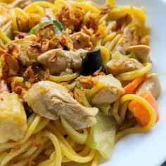 Spaghetti z sosem słodko kwaśnym - prosty przepis na wyjątkowy smak