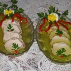 Jak zrobić schab w galarecie z chrzanem, by zaskoczyć gości smakiem