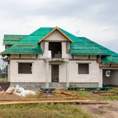 Ile kosztuje budowa domu 100m2 z poddaszem? Sprawdź realne ceny!