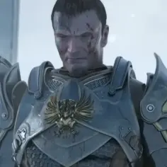 Zbroja rycerza z gry Bioware, z bliznami na twarzy, w zimowej scenerii.