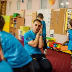 Zajęcia z kangurem? Odkryj moc kangurowania dla Twojego dziecka