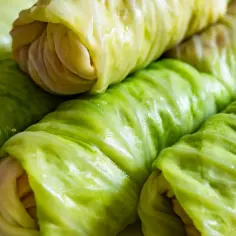 Gotowanie gołąbków z młodej kapusty to sztuka. Delikatne liście otulają farsz, a czas gotowania decyduje o ich idealnej miękkości.