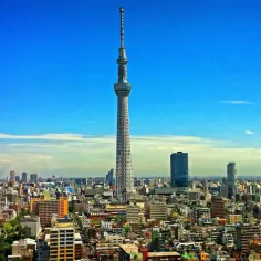 Tokio, największe miasto świata pod względem powierzchni, z dominującą wieżą Skytree na tle błękitnego nieba.
