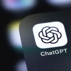 Ikona aplikacji ChatGPT na ekranie smartfona. Odkryj możliwości darmowego czatu GPT i twórz niesamowite treści.