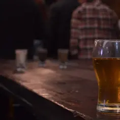 Szklanka piwa IPA na barze. Zastanawiasz się, dlaczego piwo IPA traci aromat po miesiącu od butelkowania?